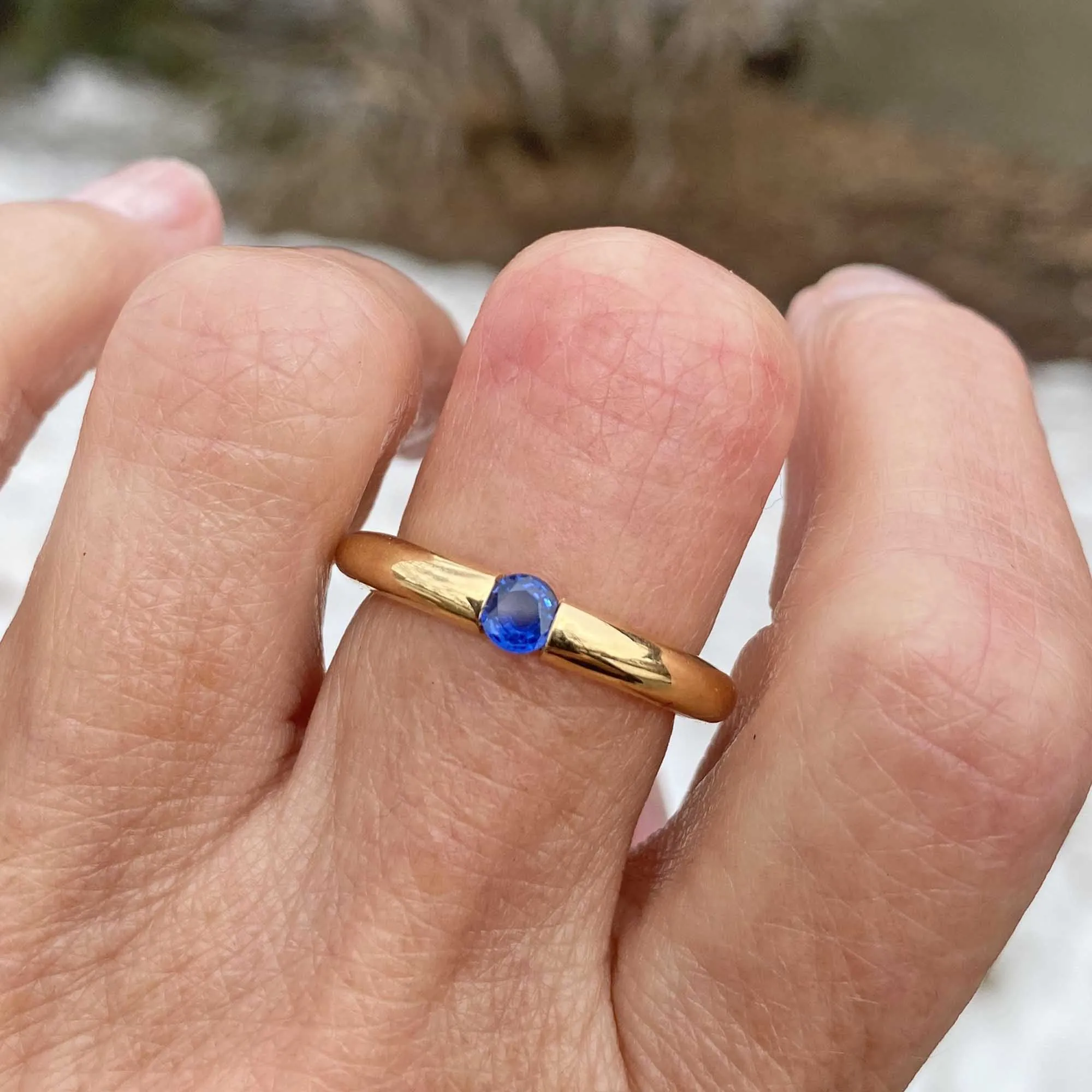 Vintage 18K Gold Donut Band Ceylon Sapphire Ring